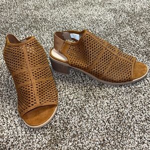 Open toe heel sandals